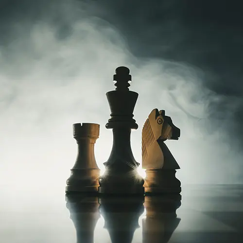 Ein Schachbrett mit drei Figuren, das sinnbildlich eine gute Online-Marketing Strategie darstellen soll.