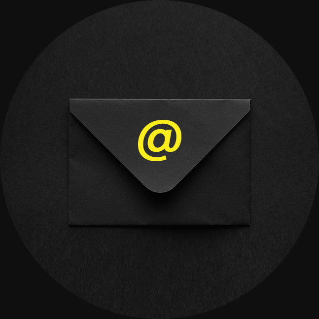 Schwarzer Briefumschlag, auf dem ein gelbes at Zeichen ist und für E-Mails steht.
