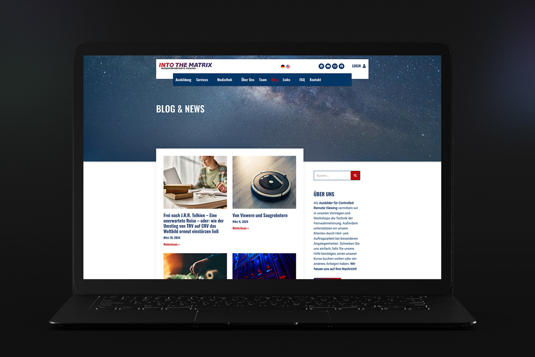 Front-Ansicht eines schwarzen Laptops, der die Blog-Seite einer Website anzeigt