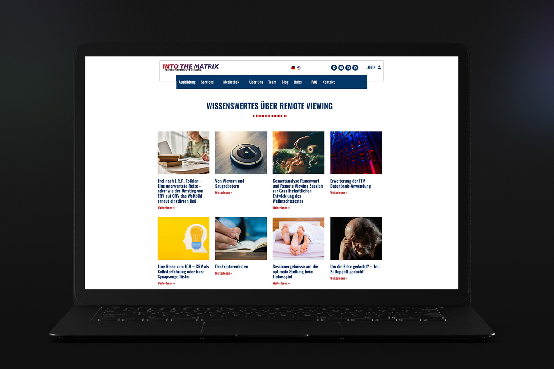 Unterseite mit Blogartikeln auf einer Internetseite, die auf einem Laptop vor dunklem Hintergrund angezeigt wird