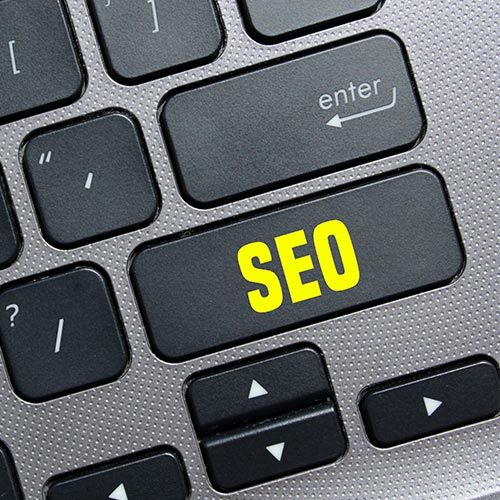 Eine Tastatur, auf der auf einer Taste 'SEO' steht.