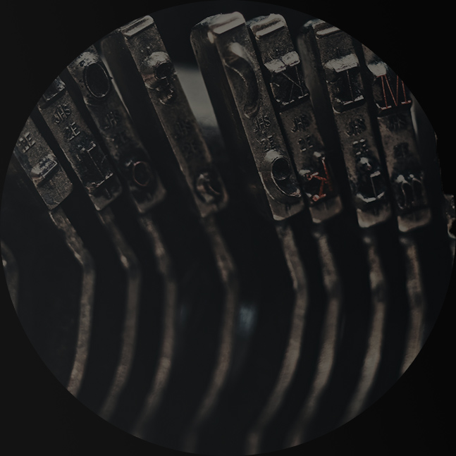 Buchstaben auf Druckplatten einer alten Schreibmaschine.