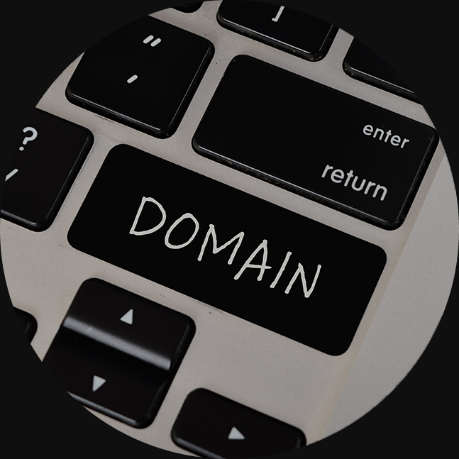 MacBook Tastattur, auf der auf der Shift Taste das Wort Domain steht.