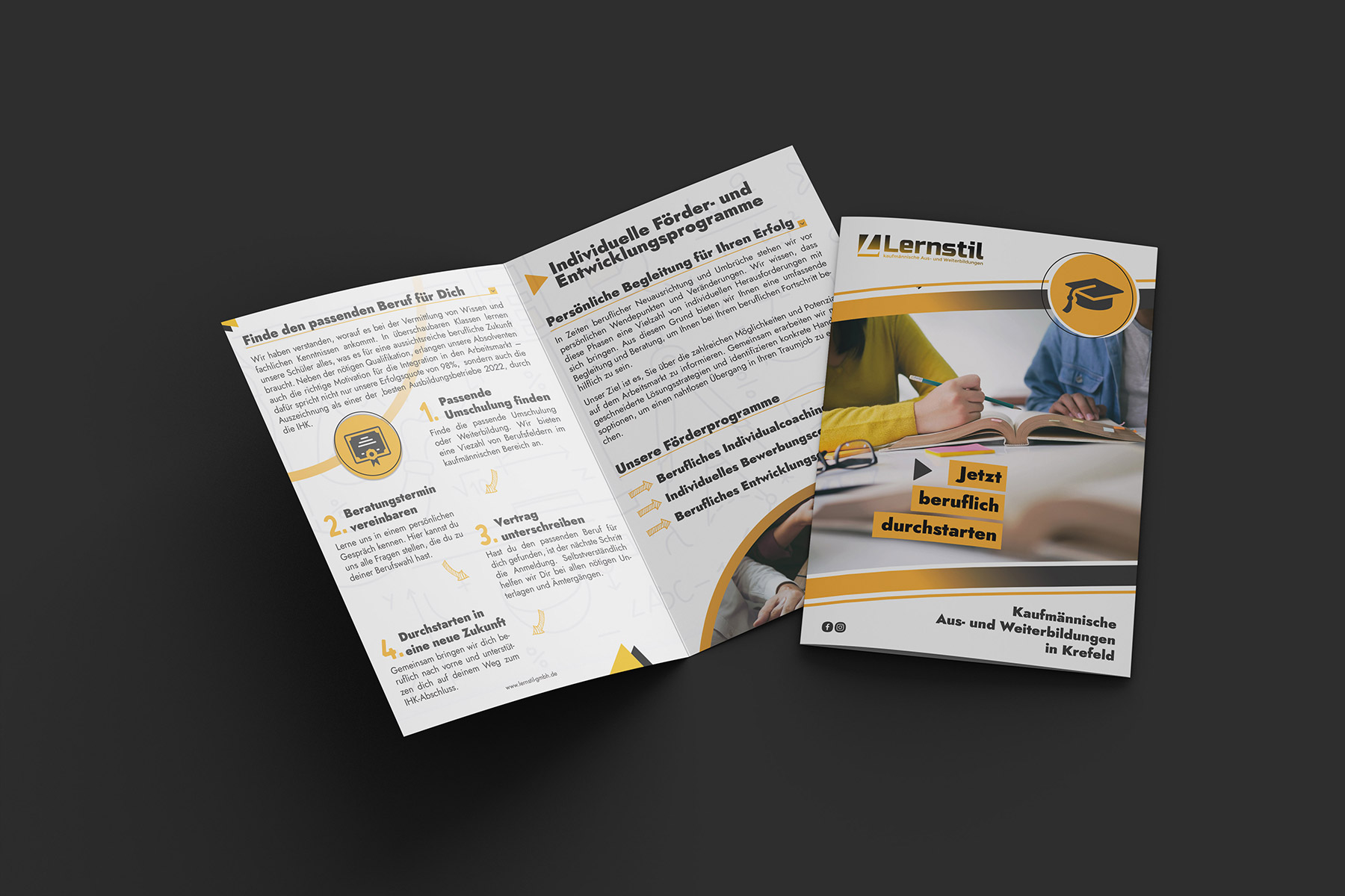 Infobroschüre einer Berufsschule für kaufmännische Ausbildungen vor dunklem Hintergund.